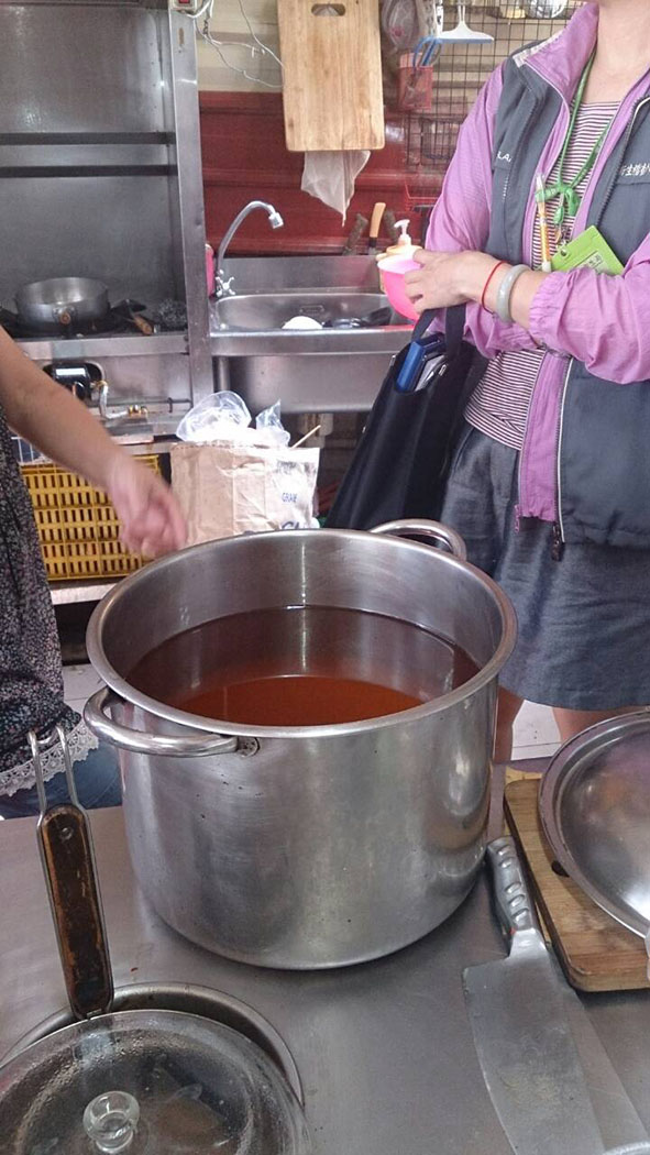 餿水油風暴延燒至超商關東煮湯頭，萊爾富的麻辣湯頭確定也是以餿水油製成，恐怕已有近3萬包被消費者吃下肚。圖：台南市衛生局提供   