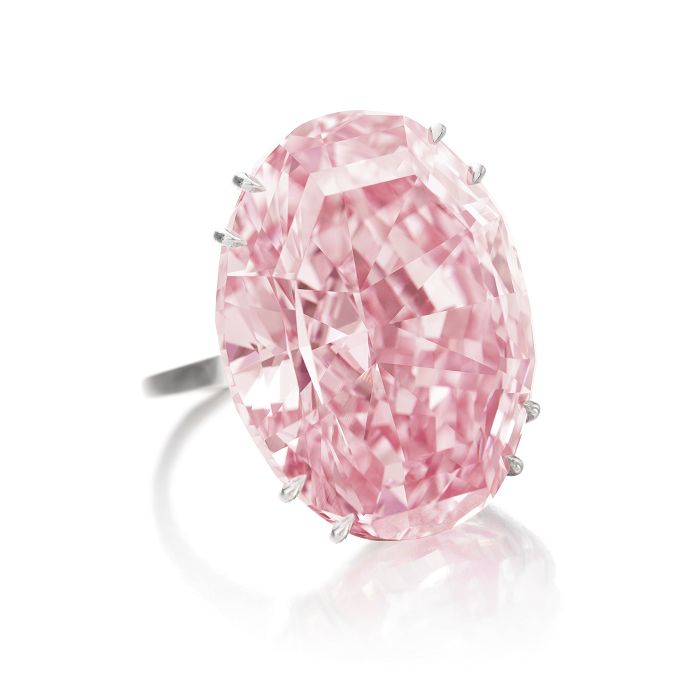 13日在瑞士日內瓦瑞維治飯店所拍賣的「粉紅之星」(Pink Star)鑽石，最後以8320萬美元(約新台幣24.6億元)賣出，破了最高寶石拍賣價的世界紀錄。圖：翻攝自蘇富比官網   