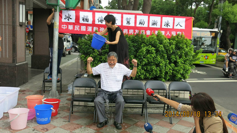 冰桶挑戰在台灣引起熱潮，漸凍人協會理事長劉延鉅日前也親自挑戰。圖：漸凍人協會提供。   