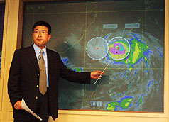 中颱凡那比直撲台灣，中央氣象局預報中心課長謝明昌18日提醒全台嚴防強風豪雨，尤其是88風災的重災區。圖片來源：中央社   