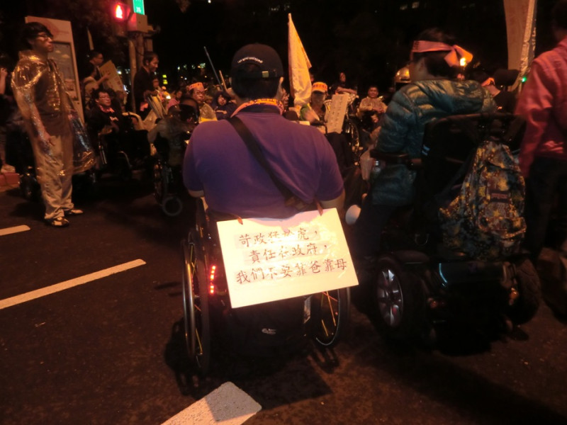 圖3-2：因為遲遲得不到官方正面的回應，身障者只好採取癱瘓徐州路和中山南路部份車道的手段。圖：楊喬皓/攝   