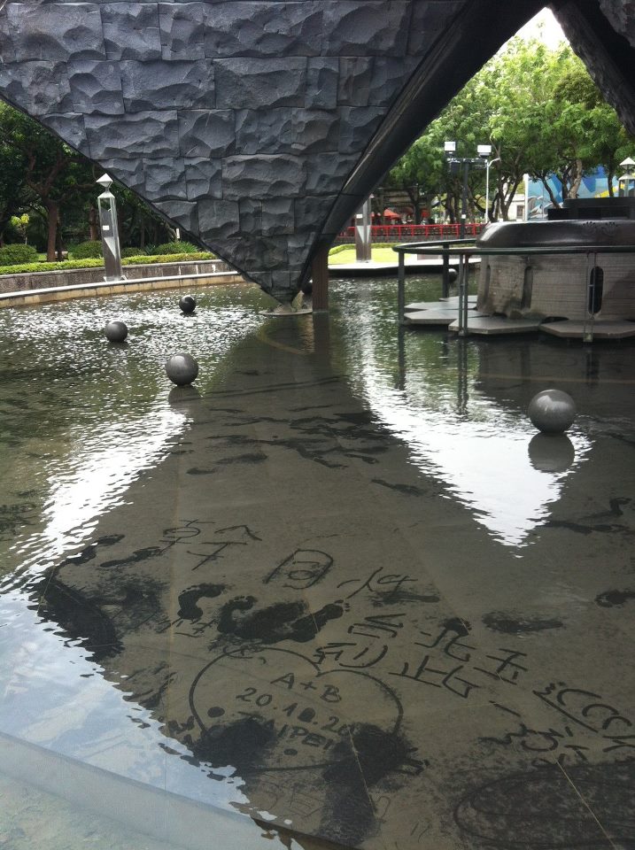 228紀念碑遭到民眾惡意塗鴉、留下髒字，讓網友大嘆台灣歷史教育、社會集體記憶、人民道德水平的失敗。圖片來源：翻拍自網路   
