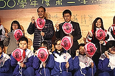 教育部長蔣偉寧（後中右）8日出席「校園安全三重奏—反黑、反毒、反霸凌宣誓簽署活動」，和新北市長朱立倫（後中左）一同刺破象徵霸凌的氣球。圖片來源：中央社   