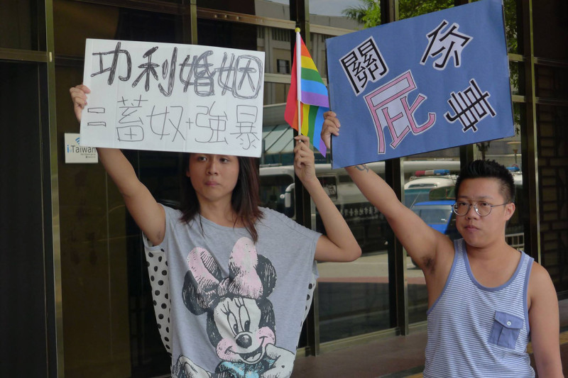 支持同性伴侶法的民眾吳馨恩(左)，也到場舉標語，和平表達自己的意見。圖：陳毅龍/攝   