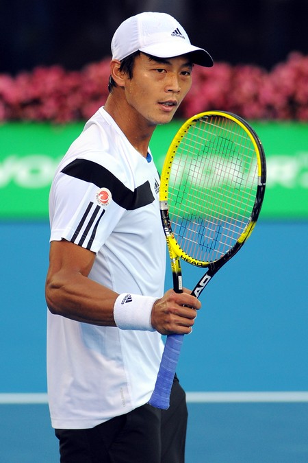 台灣網球好手盧彥勳今（10）日於奧克蘭舉行的海尼根公開賽4強賽中，直落二擊敗世界排名第3的費瑞爾，明天將與美國好手伊斯內爭奪生涯首座ATP巡迴賽冠軍。圖：翻攝海尼根公開賽網頁   