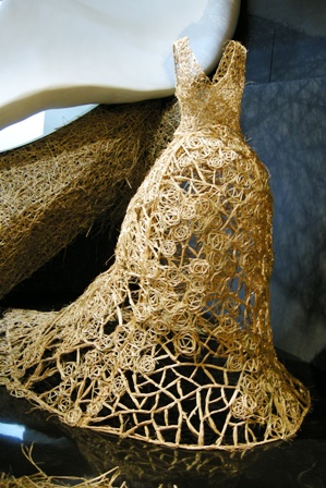 裝置藝術的稻草禮服。圖片提供：台北市府花博營運總部   