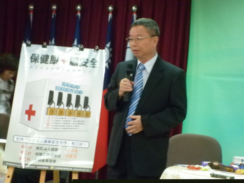 衛生署長楊志良1日表示，台灣可能有條件開放大陸血液「試劑」進口、相互承認人體試驗，但絕不會讓中國的血液製品來台。圖片：謝莉慧攝   
