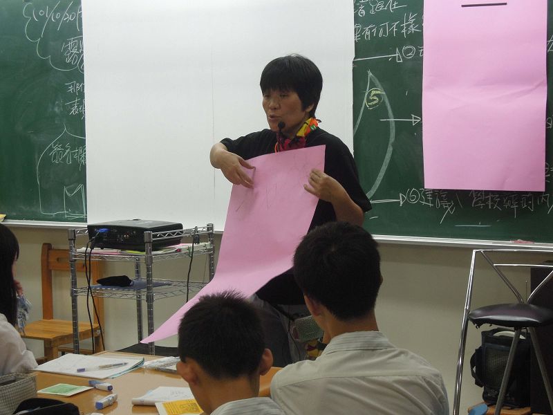 江海韻老師示範台北市龍門國中「龍門課棧」教學團隊的「達人教學法」。圖片來源：教育部提供。   
