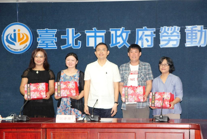 台北市勞動局局長陳業鑫（左三）頒獎給四位透過就業服務處輔導就職成功的新移民配偶。圖：林雨佑/攝   