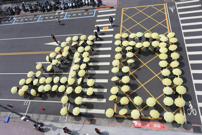 台灣勞工陣線30日上午號召150位志工到立法院外排字，提出「給我40，其餘免談」、「給我40，不要過勞」訴求。圖：林雨佑/攝   