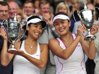台灣謝淑薇（左）和中國大陸彭帥（右）27日聯手拿下WTA年終賽女雙冠軍，兩人不但創下台灣第一、中國大陸第一，也是亞洲第一。圖為兩人溫網封后資料照。圖：中央社資料照片。   