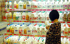 媒體指稱市售部分乳品含有動物用禁藥，農委會今(21)日下午公布部分抽驗結果，其中7項產品都未檢出塑化劑等成分。圖：中央社資料照片。   