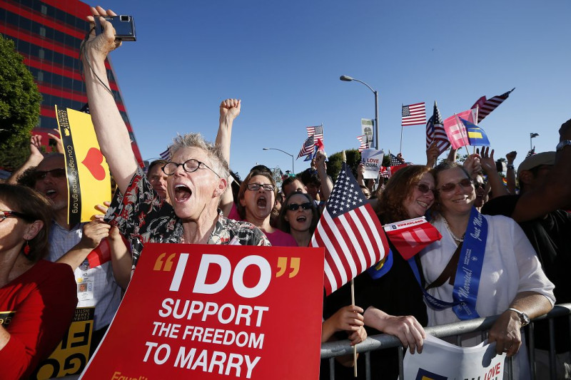 美國最高法院26日裁定，1996年通過、對同性伴侶充滿限制的聯邦法案「婚姻保護法」，以及加州禁止同性婚姻的「8號提案(Proposition 8)」違憲。圖為加州民眾獲知判決結果開心地歡呼。圖片來源：達志影像/路透社。   