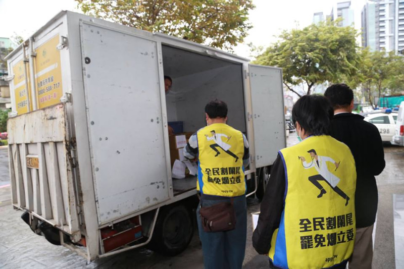 志工把一箱箱的罷免書搬上貨車，準備送到泰山工廠銷毀。圖2之2：林雨佑/攝   