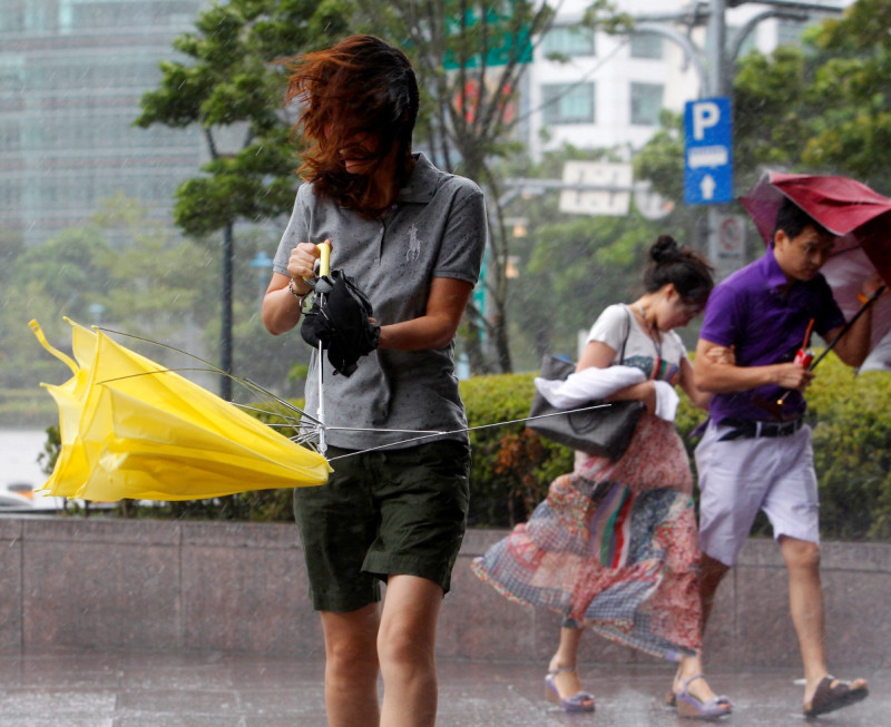 颱風來襲，南部縣市受豪雨嚴重影響，台北街頭也出現強陣風。圖片來源：達志影像/路透社   