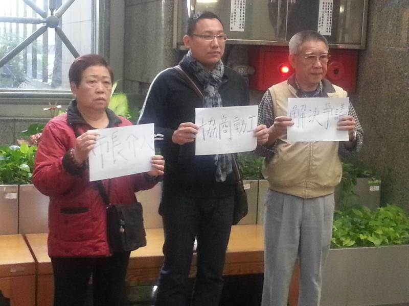 文林苑同意戶代表今（15）日上午赴台北市政府召開記者會表示，希望透過多方溝通平台的建立，解決文林苑的爭議、打破可悲的僵局。圖：陳沛佑/攝   