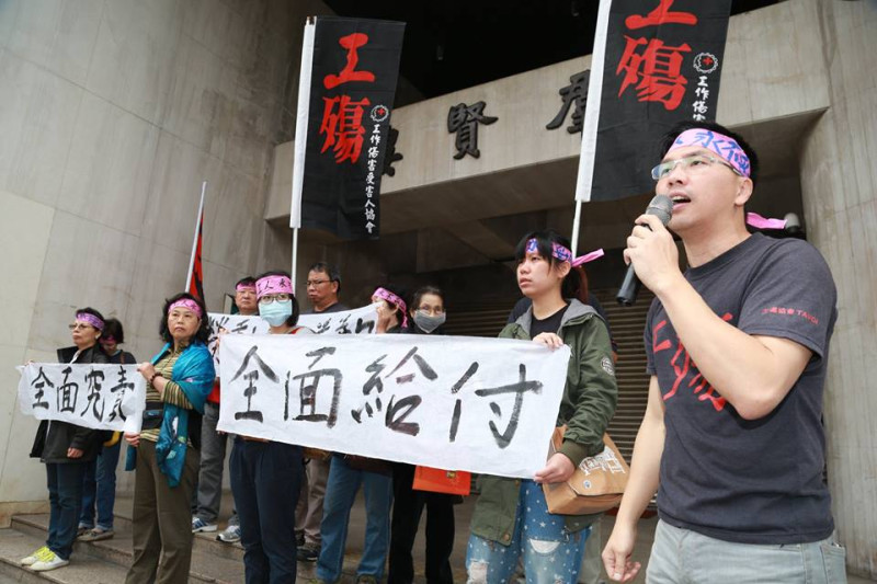 工殤協會、RCA員工關懷協會22日上午到立法院外抗議，要求勞動部對RCA8萬員工都要職災勞保全面給付。圖：林雨佑/攝   
