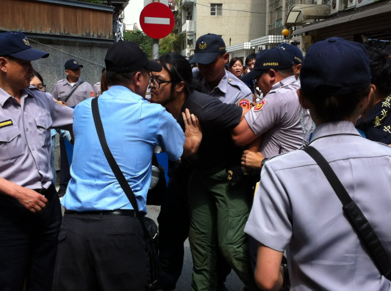 警方也下令對原本工人的抗議據點、永豐餘總裁何壽川宅邸前的群眾清場。圖：鄭惠君/攝   