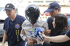 新竹市16日發生1歲女嬰命案，涉嫌重大的陳姓父親稍早在嘉義地區被逮捕，目前已回到新竹警一分局，進行偵訊。圖:中央社   