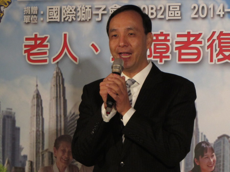 新北市長朱立倫6日表示，應是由現場指揮官、台北市副市長鄧家基下令拆除水門。圖：邱珮文/攝   