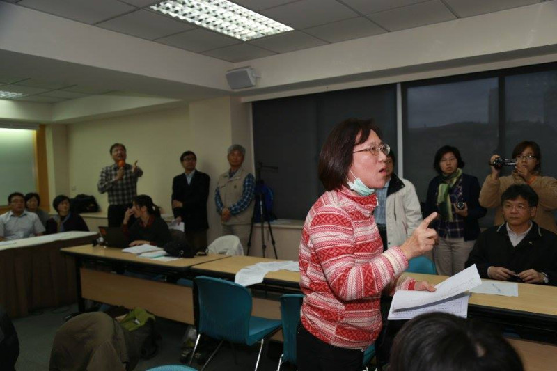 退休老師譚家化與全教總副理事長吳忠泰於記者會上發生爭執。圖2之2：林雨佑/攝   