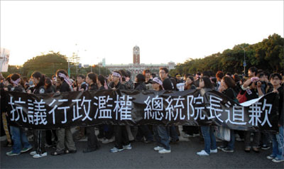 去年陳雲林來台期間，因抗議警察執法過當，侵犯人權，由學生團體組成的野草莓學運發起抗議行動。圖片來源：中央社   