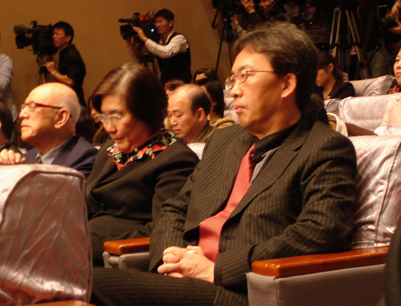 新舊任新聞局長蘇俊賓、江啟臣今（24）日上午進行交接，因公視董座爭議與新聞局對簿公堂的公視董事長鄭同僚(右)也現身會場觀禮。黃揚明攝影   