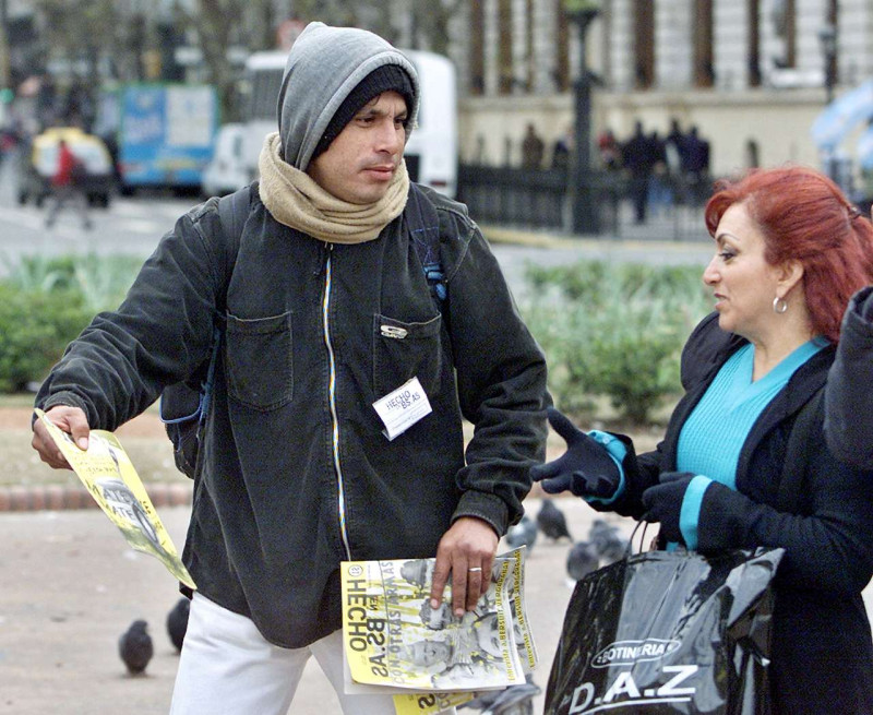 阿根廷街友正向路人兜售雜誌。阿根廷有超過半數人口生活在貧困當中、失業率高達18%。圖片來源：達志影像/路透社   