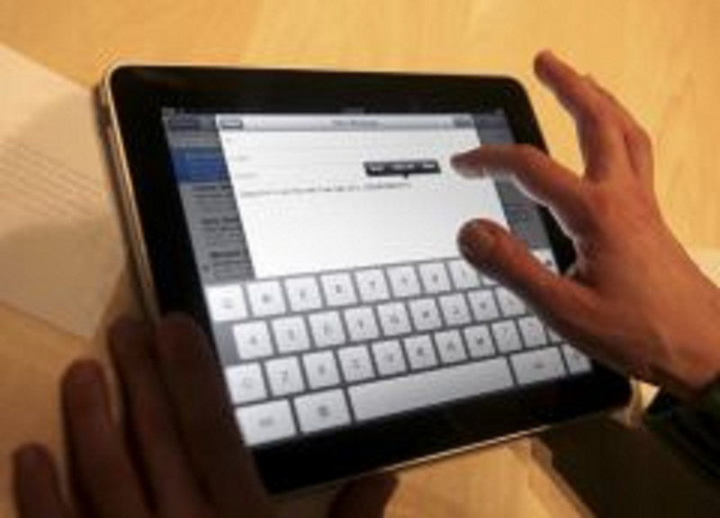 蘋果（Apple）iPad平板電腦28日起，在歐洲等9個國家同步開賣，預料這是繼美國狂銷百萬台後，再度掀起另一波搶購熱潮。圖片來源：達志影像/路透社。   