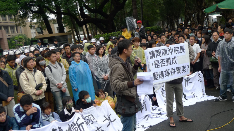 行政院門口今(27)日上午聚集更多的學生要求院長陳冲出來回應訴求，但政院只以新聞稿的方式指出，昨天已4度邀集學生代表入內陳情遭拒，而且不會對任何個案發表看法或下指導棋。圖片來源：翻攝蘋果工會臉書   