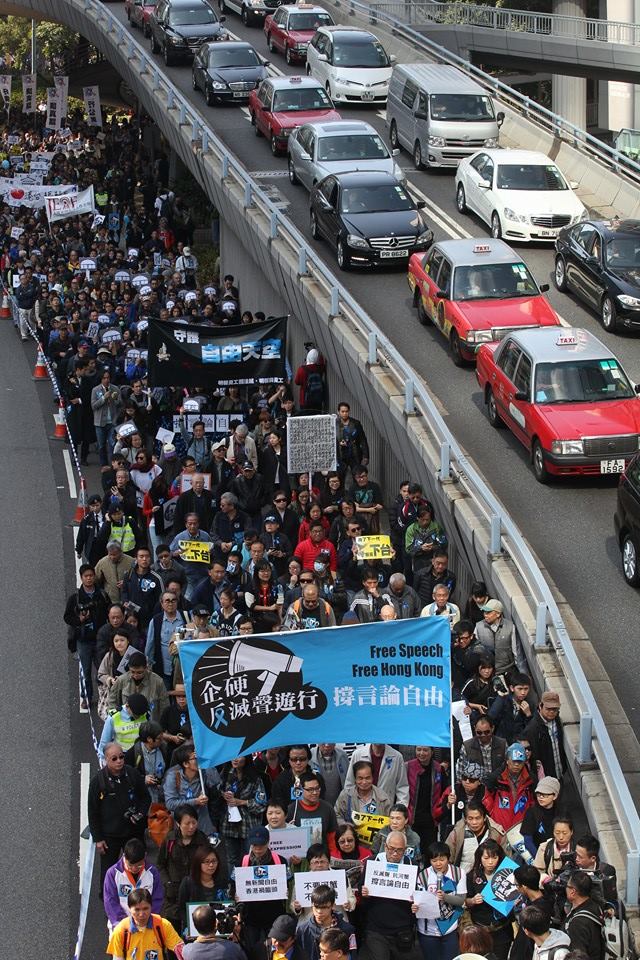 由香港記者協會與多個團體發起的「企硬反滅聲，撐言論自由」大遊行，23日下午吸引上千港民上街。圖：翻攝自香港記者協會臉書   