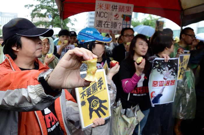 「要（咬）蘋果，不要黑手。」由台灣蘋果日報工會今(17)日發動的封街活動下午3點風雨無阻的熱鬧舉行。圖：宋小海/攝   