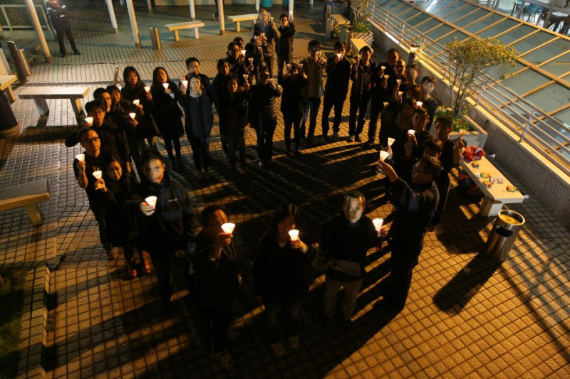 香港壹傳媒工會今(27)晚6點在香港蘋果日報大樓5樓籃球場舉行燭光集會，大家手持象徵新聞自由的燭光，再次促請資方簽署《編輯室公約》。圖片來源：翻攝香港壹工會臉書   