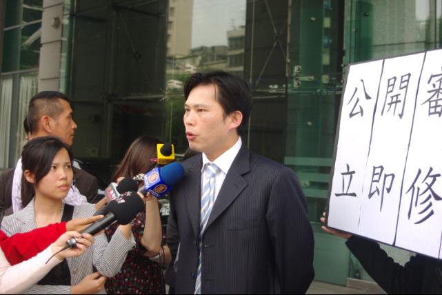 NCC決議旺中案再召開公聽會，「拒絕中時行動」發起學者黃國昌表示，學者肯定NCC邀請蔡衍明參與公聽會的決定，但對NCC僅召開公聽會而非聽證會感到非常遺憾。圖為4月10日黃國昌赴NCC拜會蘇蘅資料照片。圖：林靖堂/攝。   
