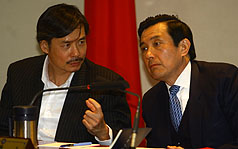 國民黨12日舉行中常會，會中黨主席馬英九（右）與秘書長金溥聰（左）交換意見。圖片來源：中央社   