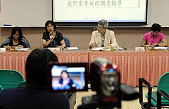 卓新論壇3日在台灣大學舉行，邀請獨立記者朱淑娟（右）、交大傳播與科技學系助理教授林照真（左2）及中央社記者陳清芳（左）分享調查報導的經驗與看法。圖片來源：中央社   