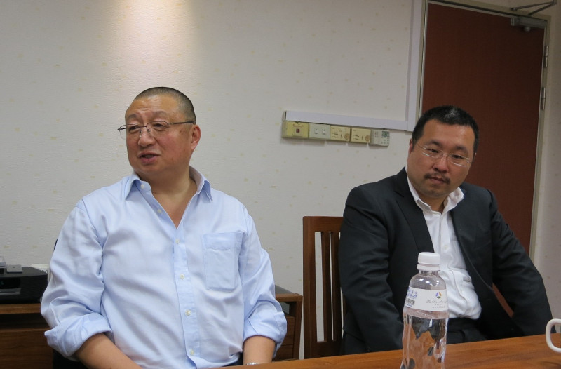 陽光國際集團董事長陳平（左）與陽光國際運營總經理陳洲任（右）接受新頭殼訪問。圖：林朝億/攝   