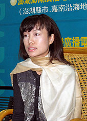 前總統陳水扁的媳婦黃睿靚2日開始主持廣播節目。媒體詢問是否布局立法委員選舉？黃睿靚婉拒說明，表示主持節目是要傳達女性堅毅的故事。圖片來源：中央社   