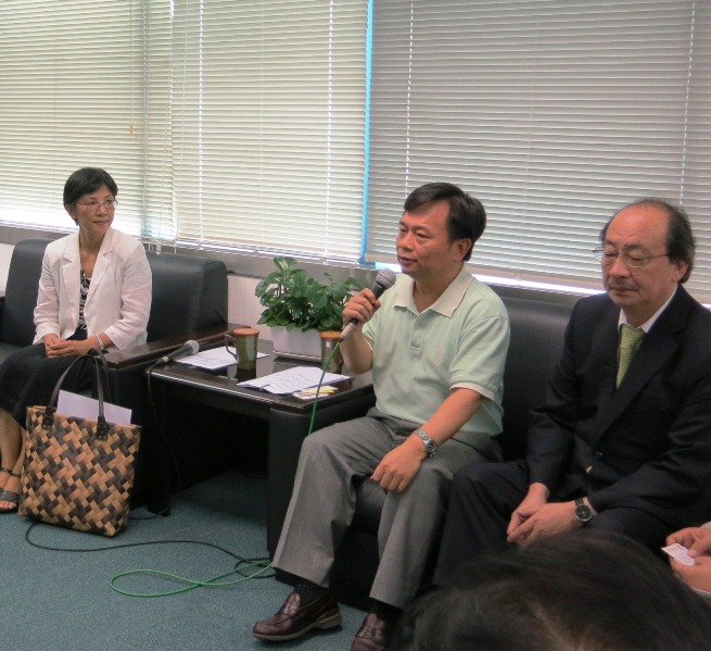 民進黨秘書長林錫耀30日接見反媒體壟斷團體時，特別對坐在一旁的黨團總召柯建銘說，以後抽煙要小心點。圖：林朝億/攝   