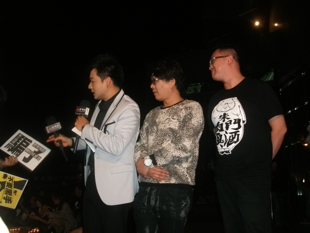 壹電視節目「永康頭殼秀」特別於「捍衛蘋果之夜 為新聞自主點燈」會場旁錄製節目，造成蘋果日報工會成員不滿，但事後雙方表示，這是誤會一場。圖：涂鉅旻/攝   