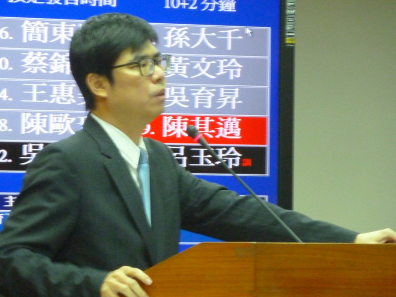 民進黨立委陳其邁今(8)日點名《旺報》從2010年開始就和中國12家報業合作，嚴重違反兩岸關係條例。圖：謝莉慧/攝   