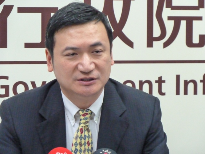 行政院會今(29)日通過「公共電視法」修正草案，將立法院行使公視董監事同意權的門檻由現行的3/4大幅下修為1/2。圖為新聞局長楊永明22日和傳播學者會面後舉辦的記者說明會。圖片來源：新頭殼資料照片   