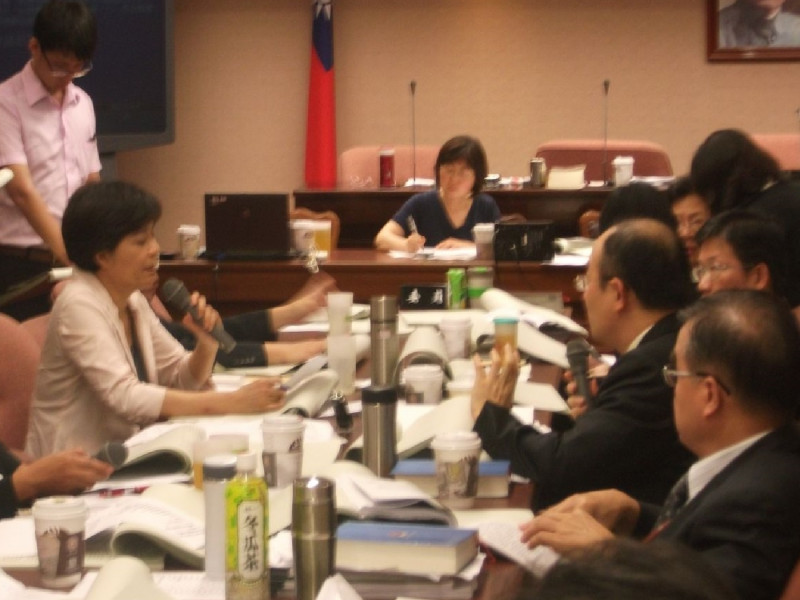 立法院交通委員會今（30）日審查「媒體壟斷防制與多元維護法草案」，朝野立委協議修正通過編輯室公約的相關法案。圖：涂鉅旻/攝   