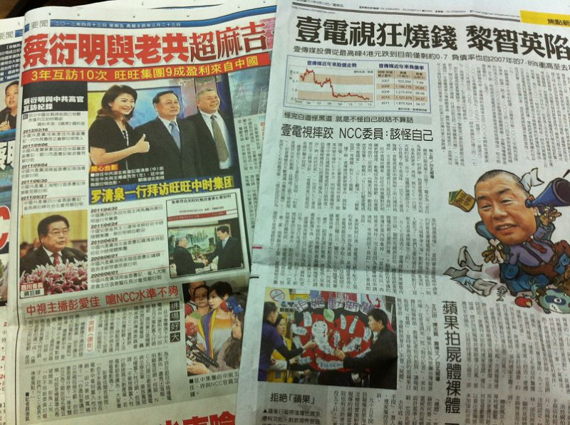 台灣媒體上演攻防大戰！近數日壹電視集團與旺旺中時集團互槓，彼此用相當篇幅版面及火辣標題，在報紙上針鋒相對，砲火猛烈。圖片：翻攝自中時、蘋果。   