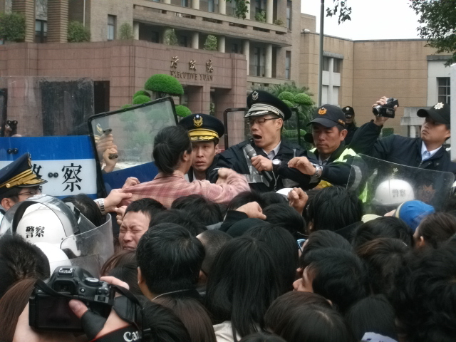 由「反媒體巨獸青年聯盟」發起的「佔領行政院」夜宿活動今(27)日已進入第2天，但至目前為止，行政院長陳冲、副院長江宜樺仍未出面與學生見面，學生、警方再爆衝突。圖：涂鉅旻/攝   