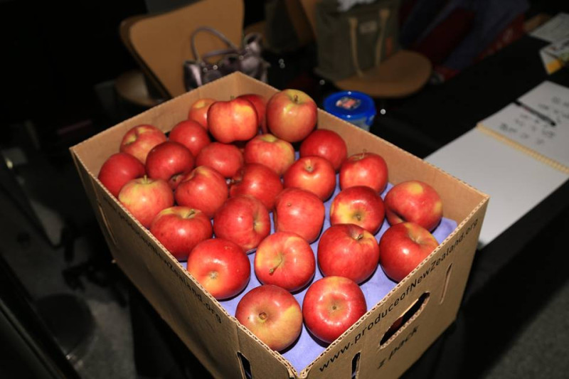 公視在特映會現場還提供一箱蘋果給觀影來賓。圖：林雨佑/攝   