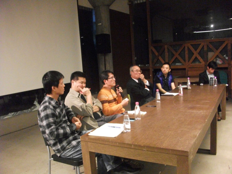 導演林靖傑(左1)今（28）日指出，台灣公共電視的董事提名人選都不是在這塊土地上深耕的人士，反而多半是「腳踩不到泥土」的「沙龍」人士，這與台灣轉型正義無法伸張有關。圖：涂鉅旻/攝   