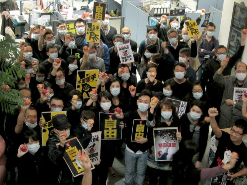 香港壹傳媒工會20日晚間發起「黑衣行動」，100多個會員身穿黑衣、臉戴口罩、手拿蘋果，聲援台灣壹傳媒員工要新聞自主的訴求。圖片來源：翻攝自壹傳媒工會臉書。   