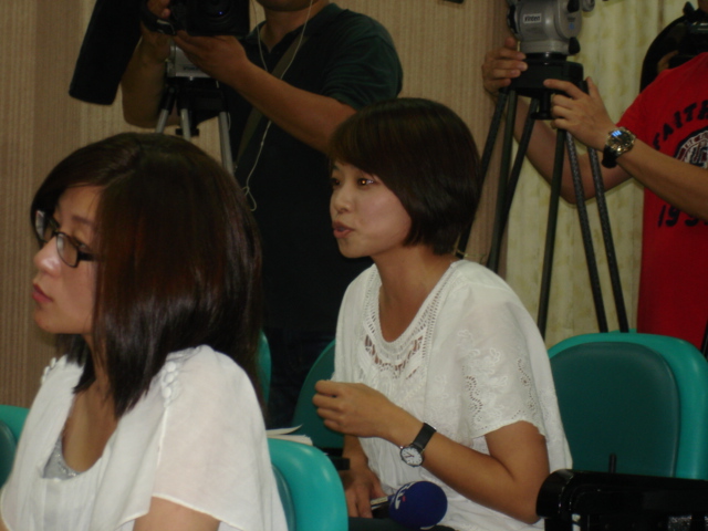 中天電視2名女記者輪番在記者會上不斷交叉詢問中研院學者黃國昌。圖：賴義中/攝   