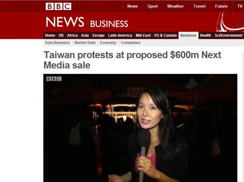 英國國家廣播公司BBC在新聞網以影音檔加以報導：「台灣抗議壹傳媒6億美元的交易」(Taiwan protests at proposed $600m Next Media sale)。圖片來源：翻攝自BBC官方網站   